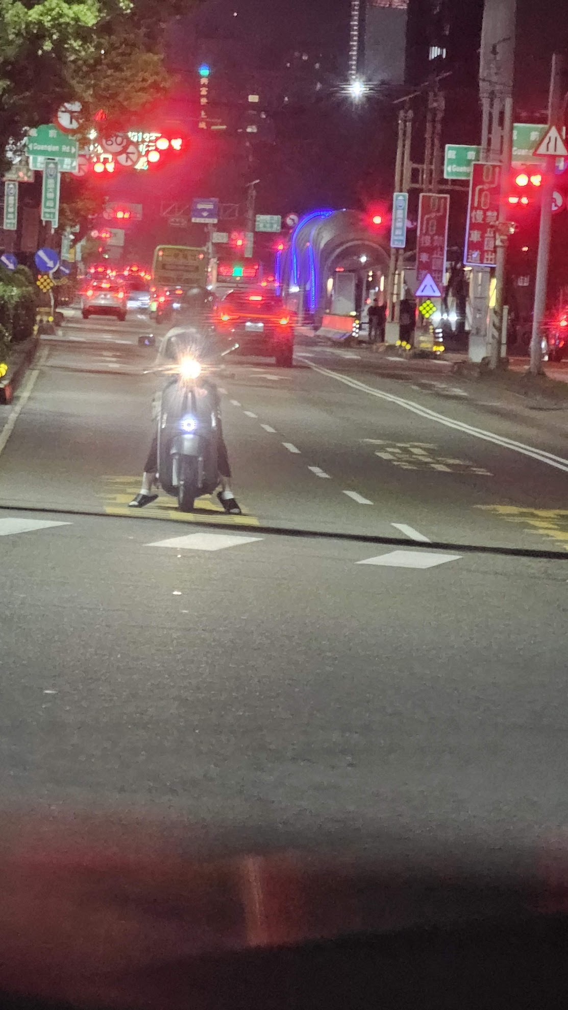 有批評者說，為什麼發生車禍，明明是肇事者的問題，卻是要跟小孩說道路安全，