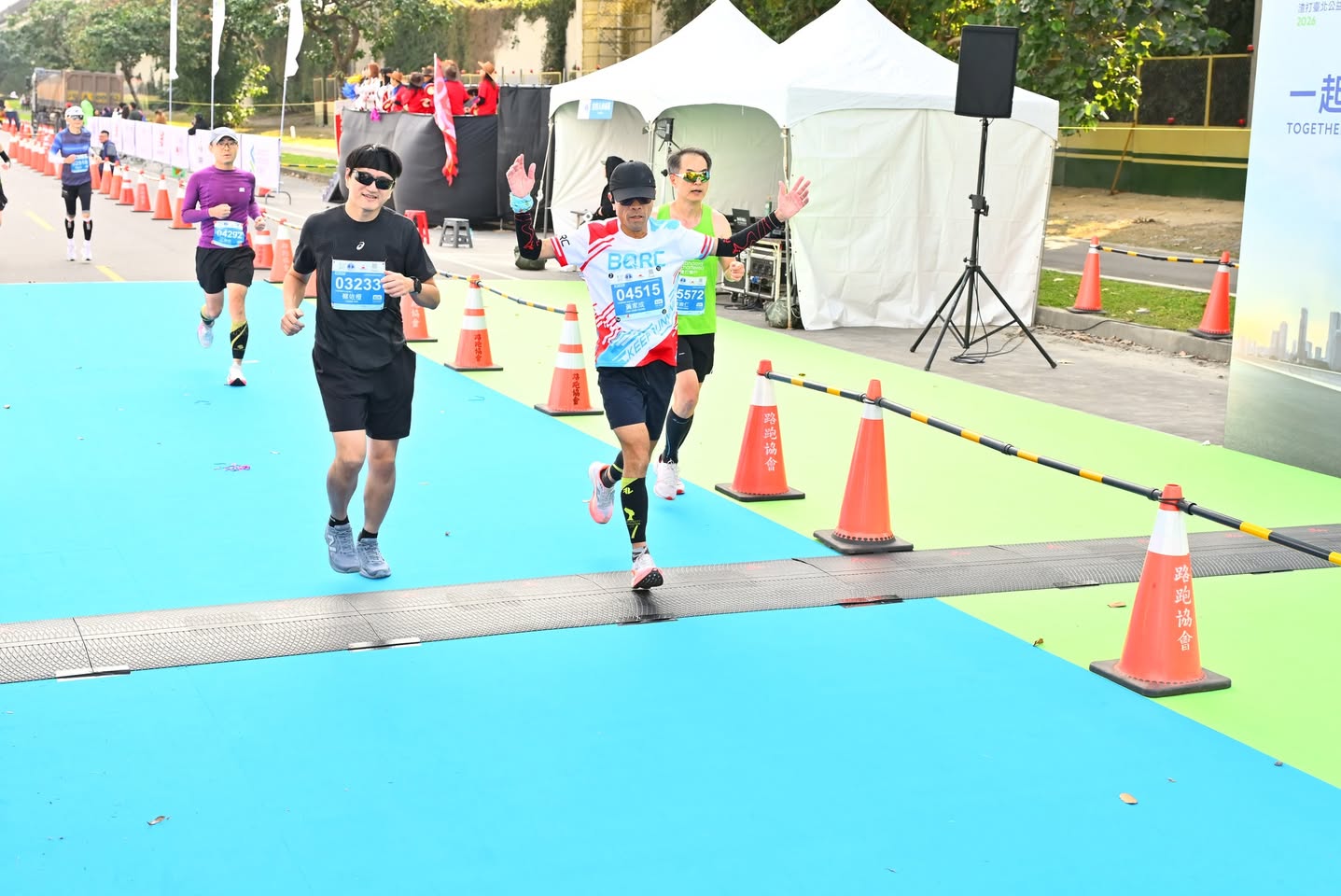 跑完全馬企鵝走路，Garmin 數據揭開 PU 跑道衝擊的秘密