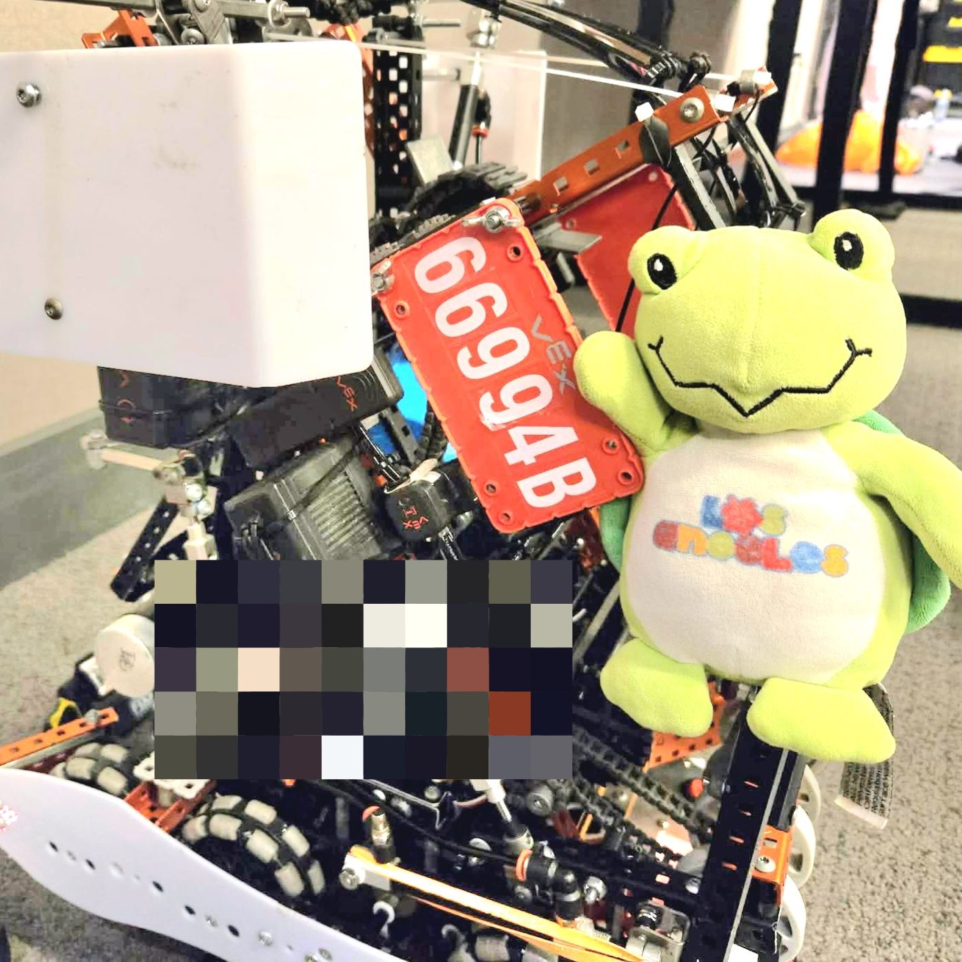 孩子的 VEX V5 參賽機器 66994B，整台設計兼顧防撞與穩定度。