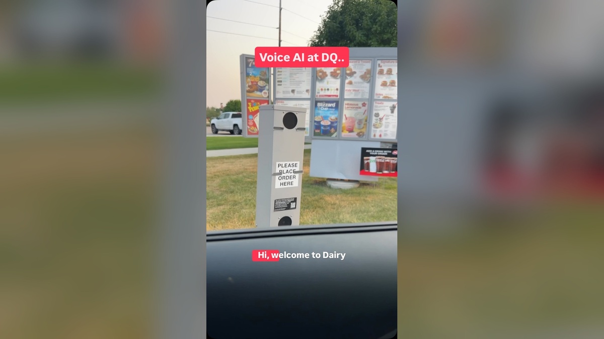 美國 Dairy Queen 得來速的點餐柱，畫面字幕寫著 Voice AI at DQ，正在以 AI 語音接受點餐。